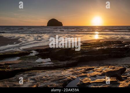 Trebarwith Strand au coucher du soleil à Cornwall, England, UK Banque D'Images