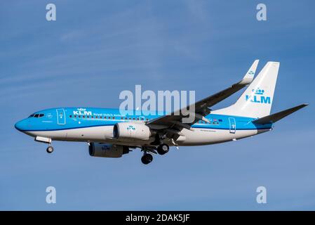 Le Boeing 737 de KLM avion de ligne pH-BGI approche à l'atterrissage à l'aéroport de Londres Heathrow, au Royaume-Uni, lors du deuxième confinement national de la COVID 19 Banque D'Images