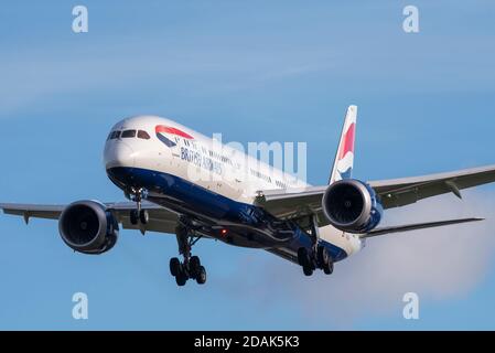L'avion de ligne Boeing 787 de British Airways G-ZBLA approche pour atterrir à l'aéroport de Londres Heathrow, au Royaume-Uni, lors du deuxième confinement national de la COVID 19 Banque D'Images