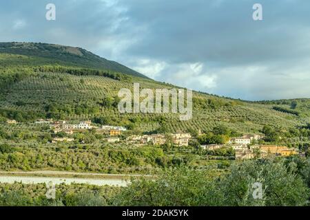 Paysage avec le village de S.Lazzaro parmi les oliveraies dans la campagne vallonnée, photographié dans une lumière vive près de Foligno, Pérouse, Ombrie, Italie Banque D'Images