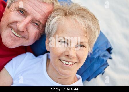 Couple senior heureux en tant que retraités en vacances en plein air pendant le camping dans la nature Banque D'Images