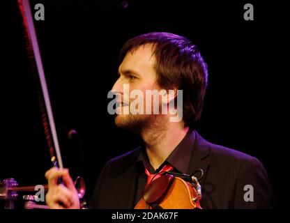Jon Boden dirige le groupe de rock populaire britannique Bellowhead dans un représentation en direct en 2009 Banque D'Images