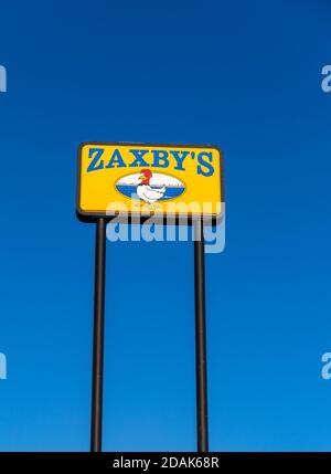 Atlanta, GA / USA - 29 octobre 2020: Zaxby's restaurant Sign, une chaîne de restauration rapide qui sert du poulet frit et une variété d'autres aliments. Banque D'Images