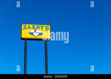 Atlanta, GA / USA - 29 octobre 2020: Zaxby's restaurant Sign, une chaîne de restauration rapide qui sert du poulet frit et une variété d'autres aliments. Banque D'Images