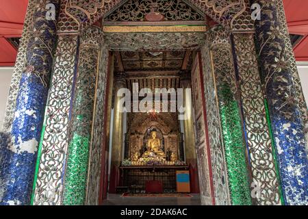 Lampang, Thaïlande - 04 septembre 2019 : l'image de bouddha au sein du temple Sri CHUM est une ancienne architecture birmane. Mise au point sélective. Banque D'Images