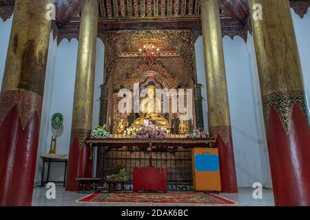 Lampang, Thaïlande - 04 septembre 2019 : l'image de bouddha au sein du temple Sri CHUM est une ancienne architecture birmane. Mise au point sélective. Banque D'Images