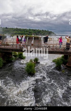 Visiteurs sur une passerelle au-dessus de la haute Devil's de 82 mètres Les chutes de gorge représentent la plus grande chute des chutes d'Iguazu Dans le parc national d'Iguazu sur Banque D'Images