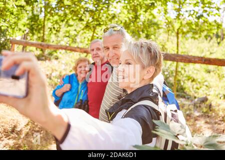 Groupe d'aînés fait selfie photo lors d'une randonnée dans la nature en été Banque D'Images