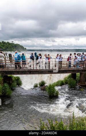 Visiteurs sur une plate-forme d'observation au-dessus des 82 mètres de hauteur Devil's gorge Falls, une partie des chutes d'Iguazu dans le parc national d'Iguazu sur le Banque D'Images