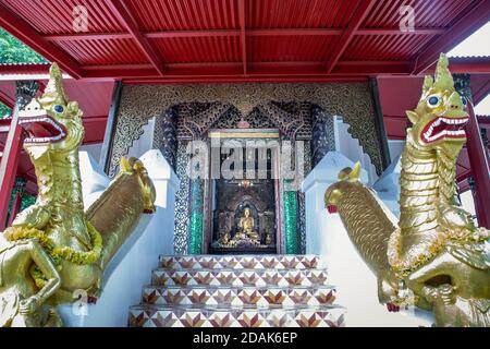 Lampang, Thaïlande - 04 septembre 2019 : l'image de bouddha au sein du temple Sri CHUM est une ancienne architecture birmane. Mise au point sélective. Banque D'Images