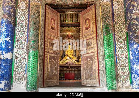 Lampang, Thaïlande - 04 septembre 2019 : l'image de bouddha au sein du temple Sri CHUM est une ancienne architecture birmane. Mise au point sélective. Banque D'Images