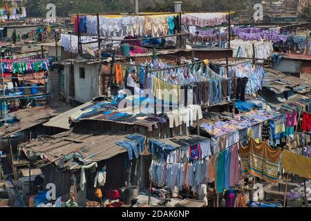 Des masses de linge se font avec une grande partie de celui-ci accroché à sécher sur des casiers, dans le centre de Mumbai, en Inde Banque D'Images