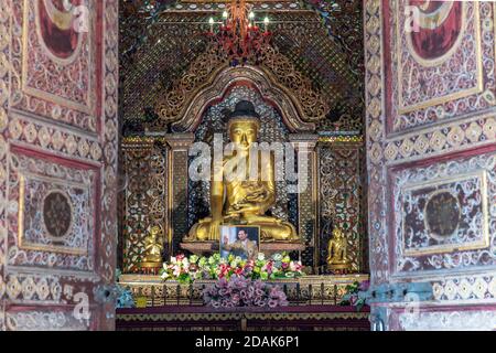 Lampang, Thaïlande - 04 septembre 2019 : l'image de bouddha au sein du temple Sri CHUM est une ancienne architecture birmane. Mise au point sélective. Banque D'Images