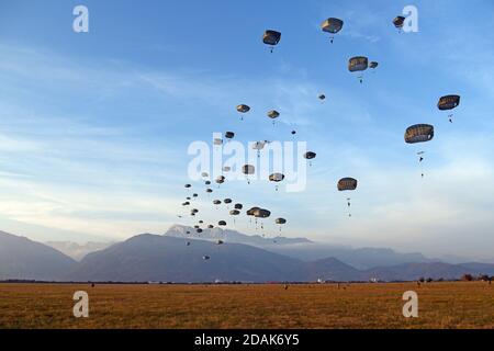 Pordenone, Italie. 12 novembre 2020. Les parachutistes de l'armée américaine avec la 173e Brigade aéroportée, et les parachutistes avec le 4e Régiment Alpini de l'armée italienne, effectuent des opérations aéroportées à l'aube le 12 novembre 2020 à Pordenone, en Italie. Crédit : Davide Dalla Massara/États-Unis Photos de l'armée/Alamy Live News Banque D'Images