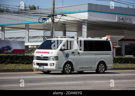 Chiangmai, Thaïlande - octobre 26 2020 : minibus d'ambulance privé. Sur la route n°1001, à 8 km du quartier des affaires de Chiangmai. Banque D'Images