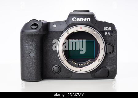 Varna, Bulgarie - novembre 07,2020 : image de l'appareil photo numérique Canon EOS R5 sans miroir avec vidéo 8k RAW sur fond blanc. Canon est le grand monde Banque D'Images