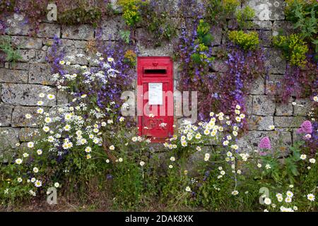 Une boîte postale géorgienne dans le village de Donhead St. Mary dans le Wiltshire. Banque D'Images