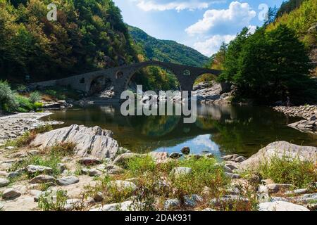 Devil's Bridge - un ancien pont en pierre au-dessus de la rivière Arda près de la ville d'Ardino, Bulgarie, Europe. Banque D'Images