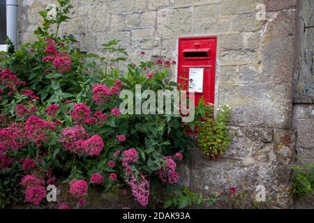 Une boîte postale dans le village de Berwick St. John dans le Wiltshire. Banque D'Images