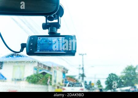 Voiture avec caméra de sécurité sur la route. Banque D'Images