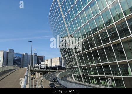 Zurich: Le cercle à l'aéroport de Zurich, un projet immobilier d'un milliard de personnes s'est ouvert au public. La clinique universitaire a aussi de l'espace, en ce moment mai Banque D'Images