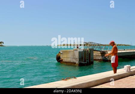 Homme pêche à Key West Marina Banque D'Images