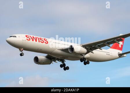 Swiss International Air Lines A330 avion de ligne en approche à l'atterrissage à l'aéroport de Londres Heathrow, Royaume-Uni, lors du deuxième confinement national de la COVID 19 Banque D'Images