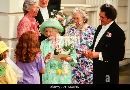 La reine Elizabeth la reine mère rencontre des sympathisants royaux sous la direction de William Tallon. Célébrations du 93e anniversaire, Clarence House, Londres. ROYAUME-UNI. 1993 Banque D'Images