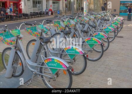 Avignon, France - 30 janvier 2016 : vélos à partager garés à la rue d'Avignon, France. Banque D'Images