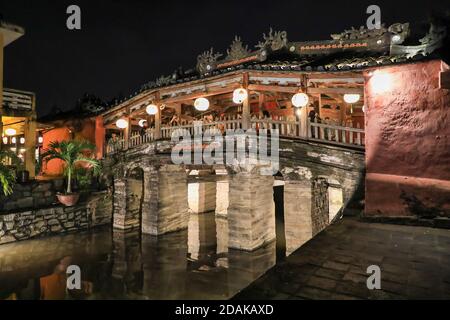 Le pont couvert japonais la nuit, Hoi an, Vietnam, Asie Banque D'Images