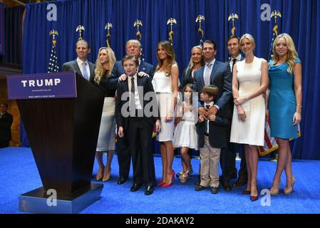 (G-D) Eric Trump, Lara Yunaska Trump, Donald Trump, Barron Trump, Melania Trump, Vanessa Haydon Trump, Kai Madison Trump, Donald Trump Jr., Donald Joh Banque D'Images