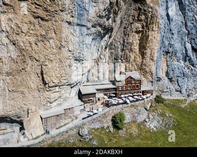 Ebenalp, Suisse - 09 août 2019 : vue aérienne de la maison d'hôtes aescher - Wildkirchli contre la falaise Ascher à la montagne Ebenalp au-dessus de la Th Banque D'Images