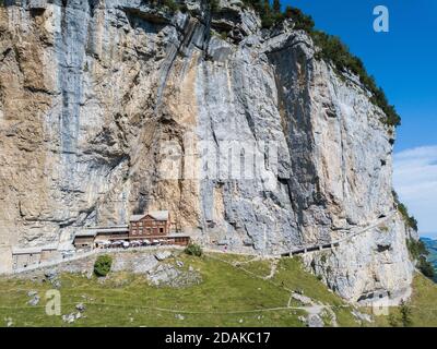 Ebenalp, Suisse - 09 août 2019 : vue aérienne de la maison d'hôtes aescher - Wildkirchli contre la falaise Ascher à la montagne Ebenalp au-dessus de la Th Banque D'Images