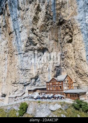 Ebenalp, Suisse - 09 août 2019 : vue aérienne de la maison d'hôtes aescher - Wildkirchli contre la falaise Ascher à la montagne Ebenalp au-dessus de la Th Banque D'Images