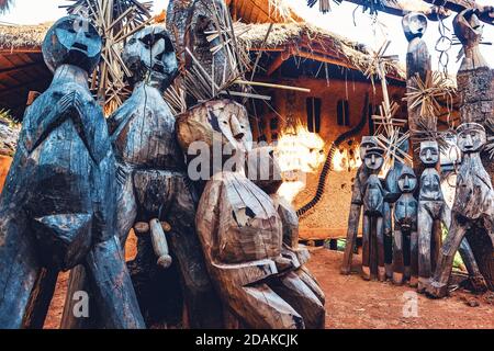 Sculptures tribales traditionnelles sculptées dans le bois.Art et la culture dans les tribus asiatiques Banque D'Images