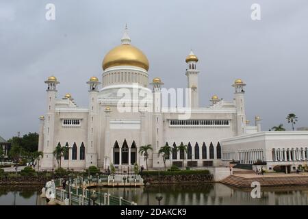 Mosquée Sultan Omar Ali Saifuddin à Bandar Seri Begawan, Brunéi Darussalam sur Bornéo. Banque D'Images