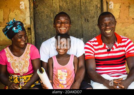 Un heureux sourire de famille pour une photo en Sierra Leone. Banque D'Images