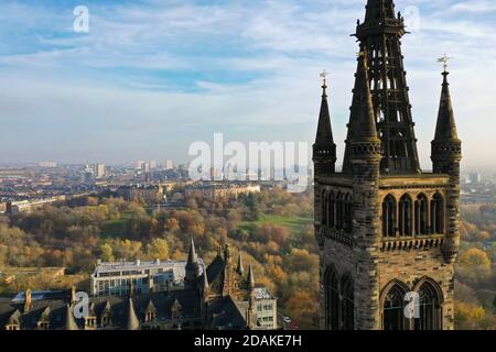 Vue aérienne par drone de la région de Glasgow Park avec Gilbert Scott flèche de bâtiment Banque D'Images