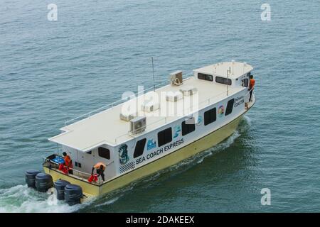 Un bateau de croisière sur son chemin en haute mer. Sierra Leone Banque D'Images