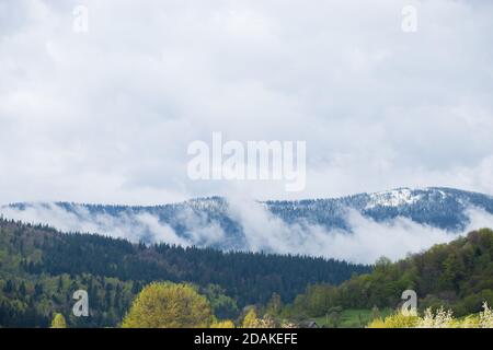 Vue sur la montagne enneigée au début du printemps avec ciel nuageux et spectaculaire Banque D'Images