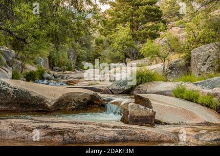 Vue sur les chutes d'eau du parc national de Guadarrama. Madrid. espagne. Banque D'Images
