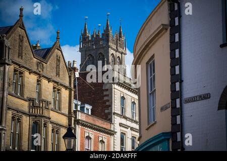 Vue sur le centre-ville de Glastonbury dans le Somerset Banque D'Images