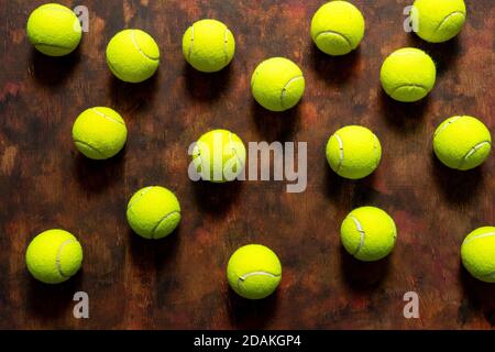 Balles de tennis en composition sur fond de bois ancien dans des tons bruns. Concept sport Banque D'Images