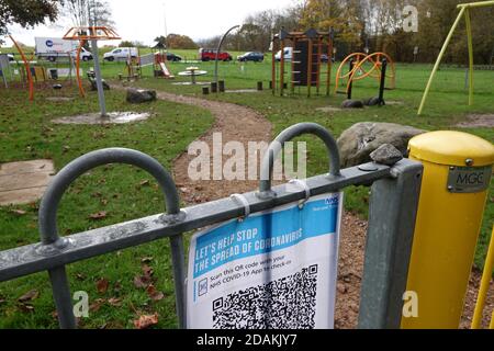 Redhill, Surrey, Royaume-Uni. 13 novembre 2020. Pendant le second confinement de Covid au Royaume-Uni, de nombreux terrains de jeux publics pour enfants sont officiellement ouverts mais restent vides. Le code QR « Track and Trace » et les affiches d'avertissement « un seul enfant à la fois » accueillent tous les visiteurs. Credit: Andrew Stehrenberger / Alamy Live News Banque D'Images