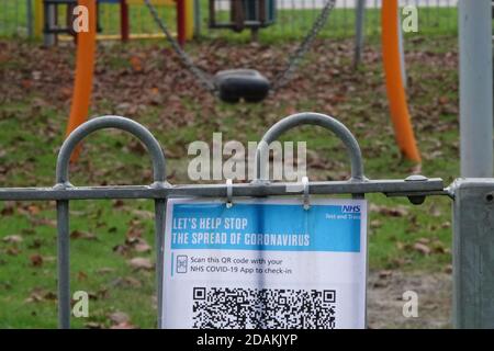 Redhill, Surrey, Royaume-Uni. 13 novembre 2020. Pendant le second confinement de Covid au Royaume-Uni, de nombreux terrains de jeux publics pour enfants sont officiellement ouverts mais restent vides. Le code QR « Track and Trace » et les affiches d'avertissement « un seul enfant à la fois » accueillent tous les visiteurs. Credit: Andrew Stehrenberger / Alamy Live News Banque D'Images