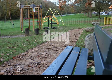 Redhill, Surrey, Royaume-Uni. 13 novembre 2020. Pendant le second confinement de Covid au Royaume-Uni, de nombreux terrains de jeux publics pour enfants sont officiellement ouverts mais restent vides. Le code QR « Track and Trace » et les affiches d'avertissement « un seul enfant à la fois » accueillent tous les visiteurs. Credit: Andrew Stehrenberger / Alamy Live News Banque D'Images