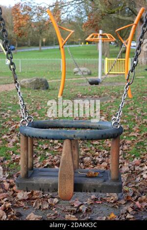 Redhill, Surrey, Royaume-Uni. 13 novembre 2020. Pendant le second confinement de Covid au Royaume-Uni, de nombreux terrains de jeux publics pour enfants sont officiellement ouverts mais restent vides. Le code QR « Track and Trace » et les affiches d'avertissement « un seul enfant à la fois » accueillent tous les visiteurs. Credit: Andrew Stehrenberger / Alamy Live News Banque D'Images