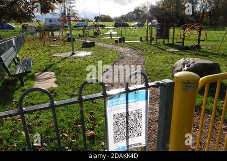 Redhill, Surrey, Royaume-Uni. 13 novembre 2020. Pendant le second confinement de Covid au Royaume-Uni, de nombreux terrains de jeux publics pour enfants sont officiellement ouverts mais restent vides. Le code QR « Track and Trace » et les affiches d'avertissement « un seul enfant à la fois » accueillent tous les visiteurs. Credit: Andrew Stehrenberger / Alamy Live News Banque D'Images