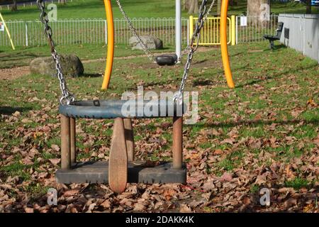 Redhill, Surrey, Royaume-Uni. 13 novembre 2020. Pendant le second confinement de Covid au Royaume-Uni, de nombreux terrains de jeux publics pour enfants sont officiellement ouverts mais restent vides. Le code QR « Track and Trace » et les affiches d'avertissement « un seul enfant à la fois » accueillent tous les visiteurs. Credit: Andrew Stehrenberger / Alamy Live News Banque D'Images