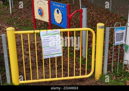 Redhill, Surrey, Royaume-Uni. 13 novembre 2020. Pendant le second confinement de Covid au Royaume-Uni, de nombreux terrains de jeux publics pour enfants sont officiellement ouverts mais restent vides. Le code QR « Track and Trace » et les affiches d'avertissement « un seul enfant à la fois » accueillent tous les visiteurs. Credit: Andrew Stehrenberger / Alamy Live News Banque D'Images